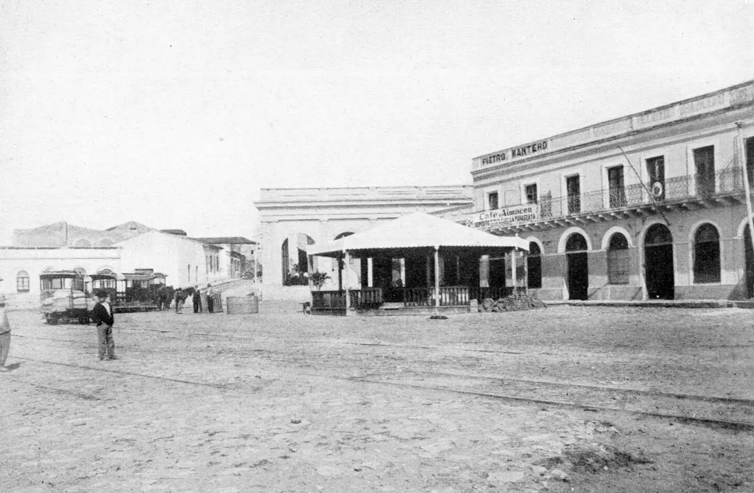 Calle de tierra y casas de dos plantas en Asunción, 1892