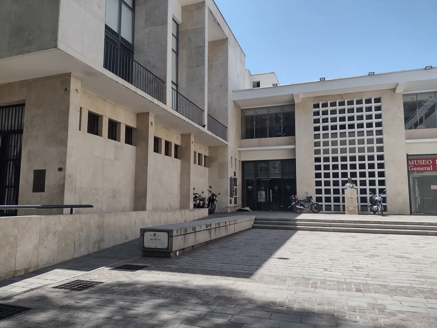 Fachada de la Biblioteca Pública General San Martín en la ciudad de Mendoza, con su patio de entrada