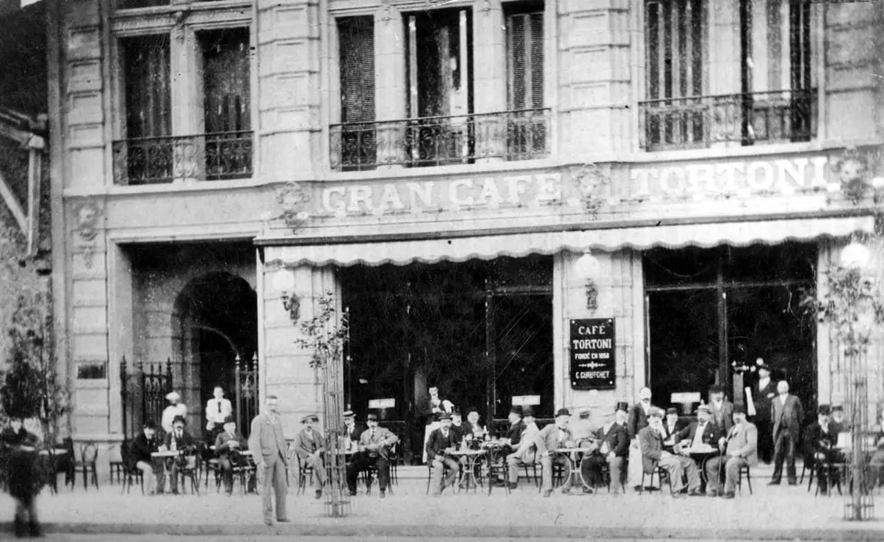 Fachada del Tortoni hacia 1910, con mesas en la vereda