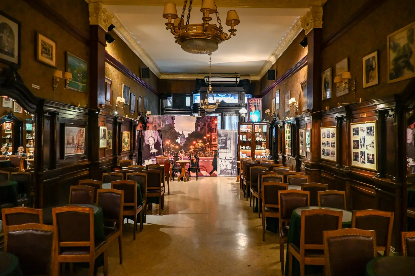 Salón del Tortoni: mesas de madera, lámparas y cuadros