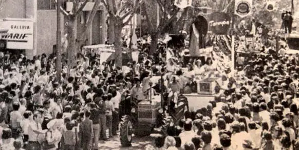 Gente alrededor de un carro en el Carrusel de 1938