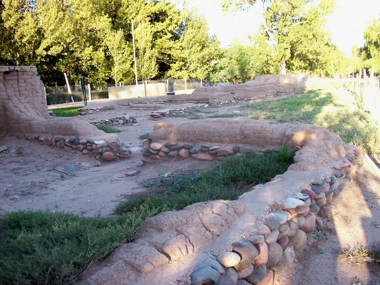 Muros de adobe y piedra que quedan del fuerte de San Rafael