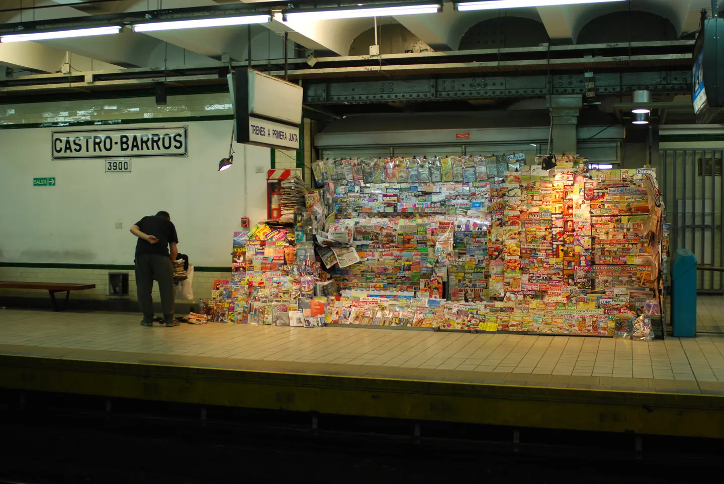 Kiosco de diarios en un andén del subte porteño