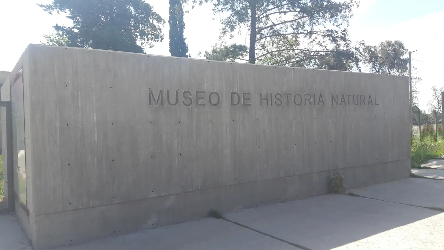 Cartel del Museo de Historia Natural de San Rafael en un muro de hormigón