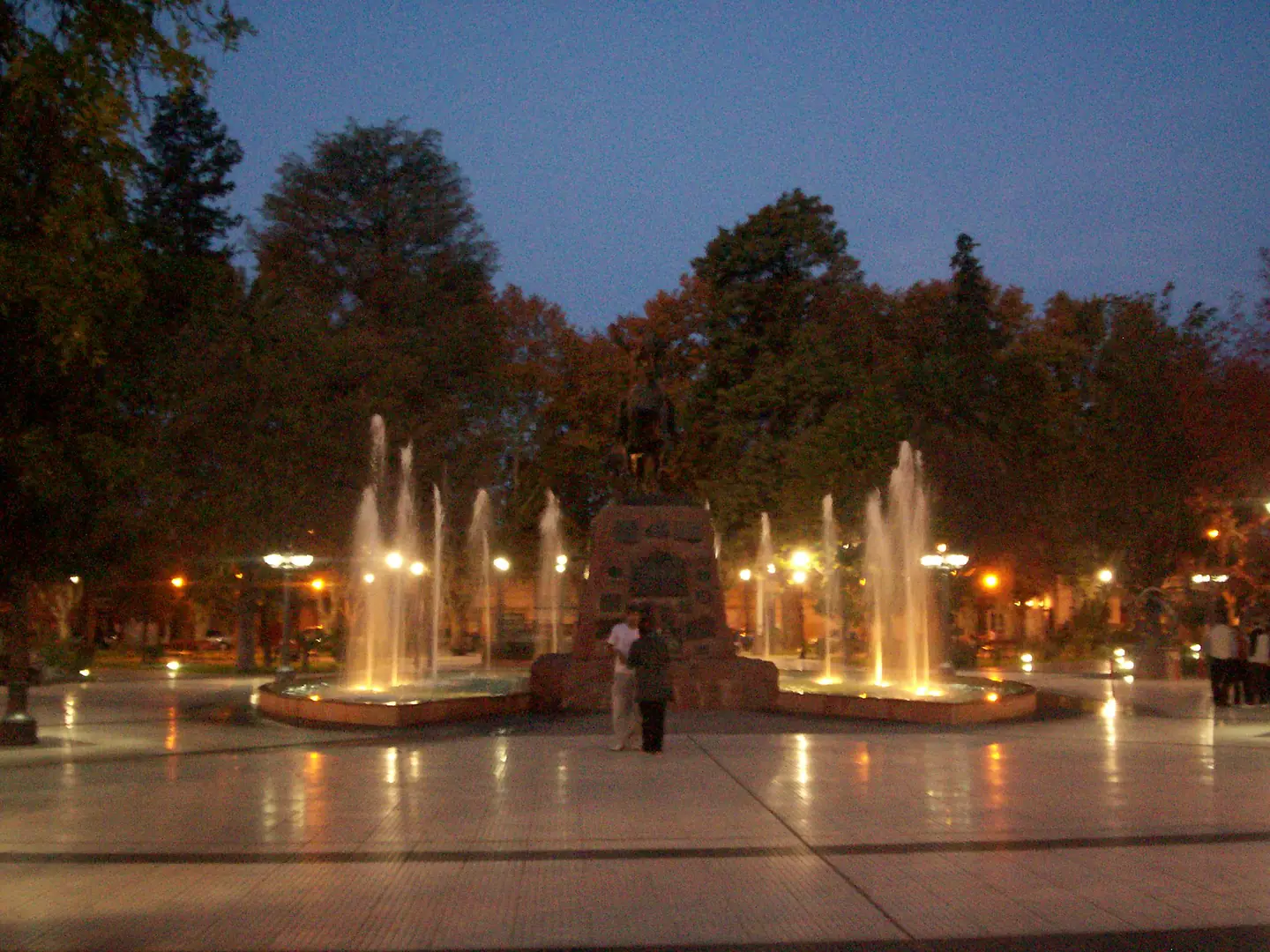 Plaza San Martín de San Rafael al anochecer, con las fuentes encendidas