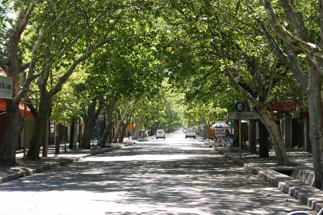 Una calle del centro de San Rafael a la sombra