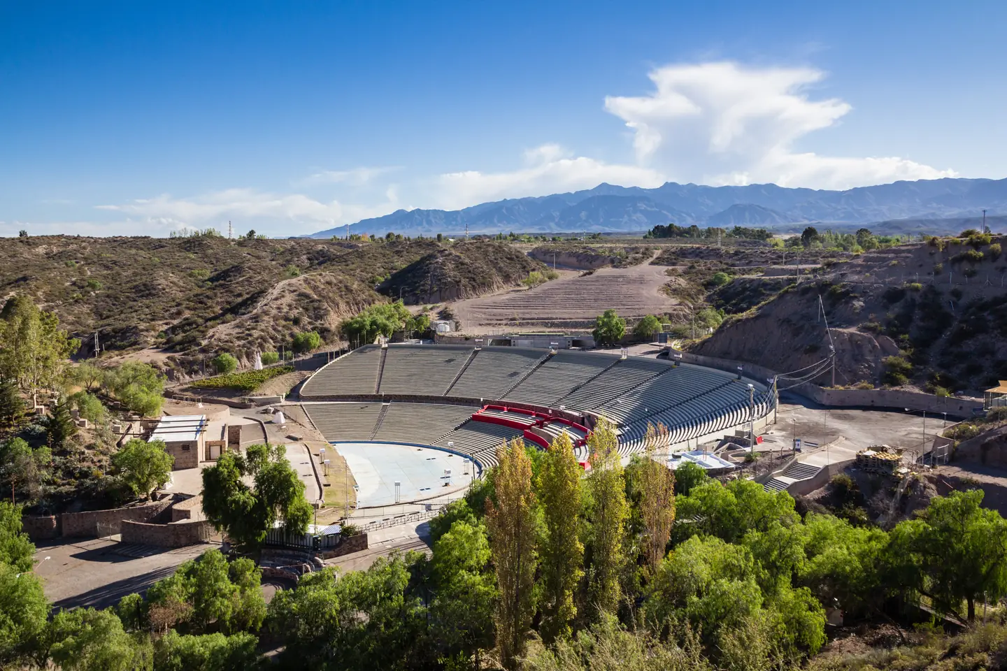 Gradas vacías del Teatro Griego, entre cerros y álamos